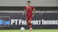 Pemain Timnas Indonesia U-23, Ilham Rio Fahmi menguasai bola saat melawan Chinese Taipei U-23 dalam pertandingan Grup K Kualifikasi Piala Asia U-23 2024 di Stadion Manahan, Solo, Sabtu (9/9/2023). (Bola.com/Arief Bagus)