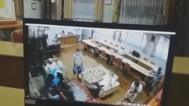 Video oknum lurah mengamuk di ruang Kepsek SMAN 3 Kota Tangerang Selatan