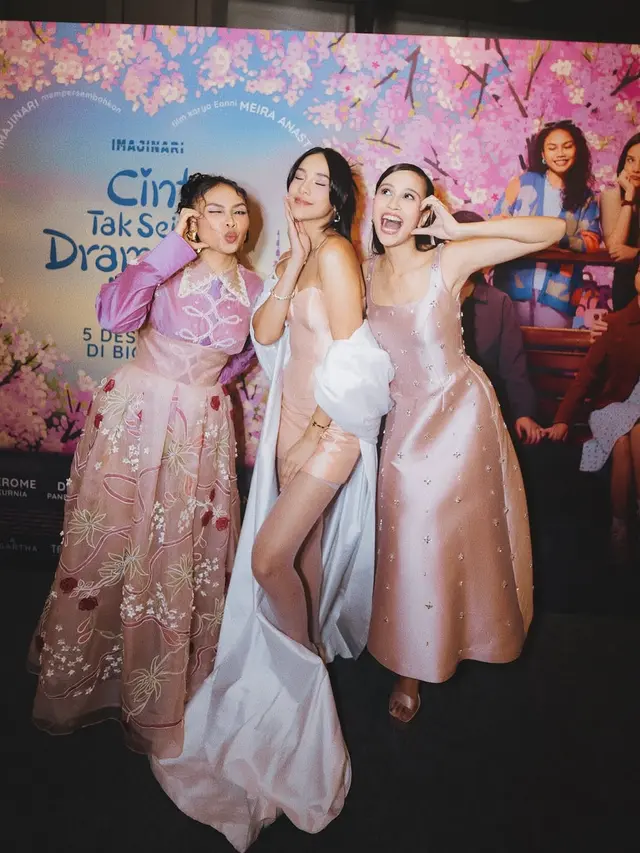 6 Pesona Feminin dan Glamor Anya Geraldine Dibalut Dress Pink  di Gala Premiere Cinta Tak Seindah Drama Korea