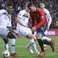 Striker Spanyol, Alvaro Morata, berusaha melewati striker Norwegia, Ola Kamara, pada laga Kualifikasi Piala Eropa 2020 di Stadion Mestalla, Valencia, Sabtu (23/3). Spanyol menang 2-1 atas Norwegia. (AFP/Jose Jordan)