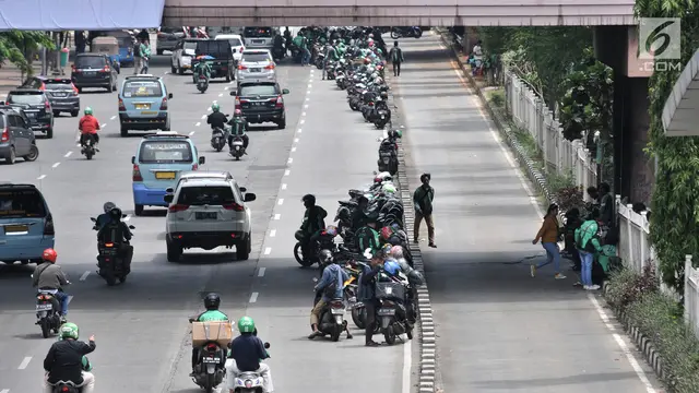 Semrawut Ojek Online Mangkal di Badan Jalan Bikin Kemacetan