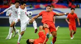 Pemain Timnas Indonesia, Witan Sulaeman (kiri) berebut bola dengan pemain China,&nbsp;Jiang Guangtai (kanan) saat laga lanjutan putaran ketiga Grup C Kualifikasi Piala Dunia 2026 di Qingdao Youth Stadium, Qingdao, China, Selasa (15/10/2024). (AFP)