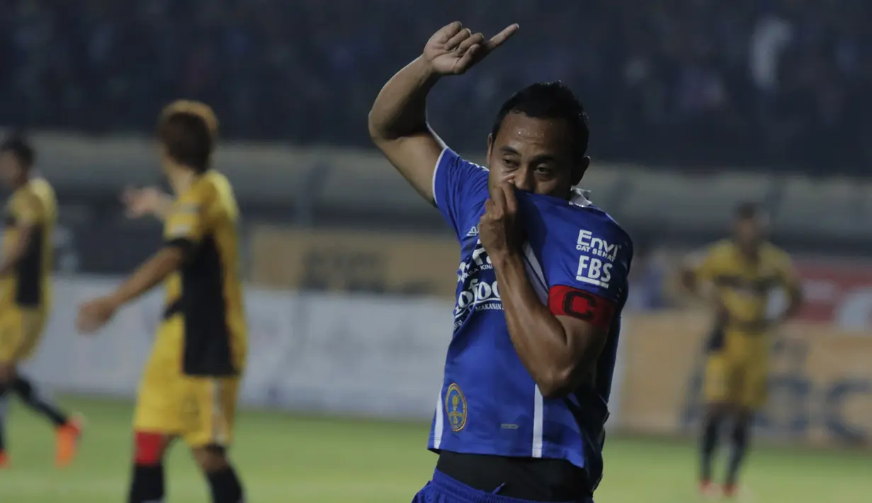 Pemain Persib, Atep merayakan gol ke gawang Mitra Kukar pada laga leg kedua semi final Piala Presiden di Stadion Si Jalak Harupat, Bandung, Sabtu (10/10/2015). (Bola.com/Vitalis Yogi Trisna)