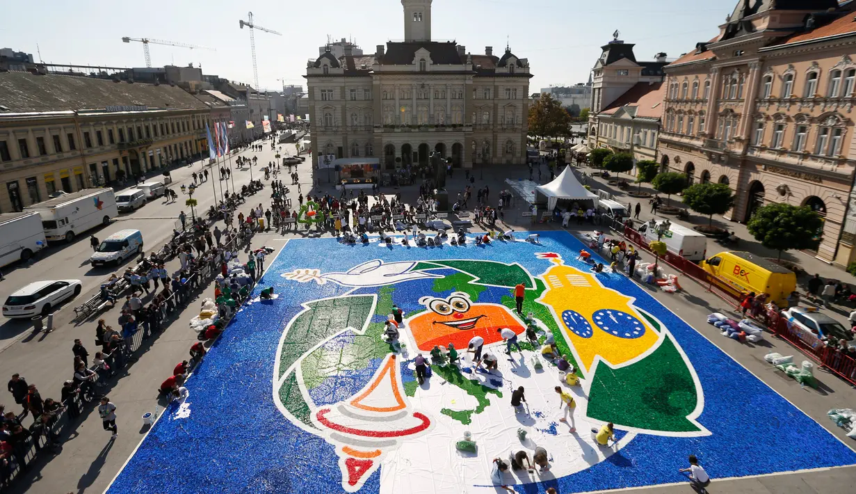 Pemandangan mosaik raksasa dari 100 ton limbah tutup botol dalam acara "A Bottle Cap for Handicap" di k Novi Sad, Serbia, Sabtu (30/9). Mosaik ini akan dinominasikan memecahkan rekor Guinness kategori pembuatan mosaik terbesar dunia. (AP/Darko Vojinovic)