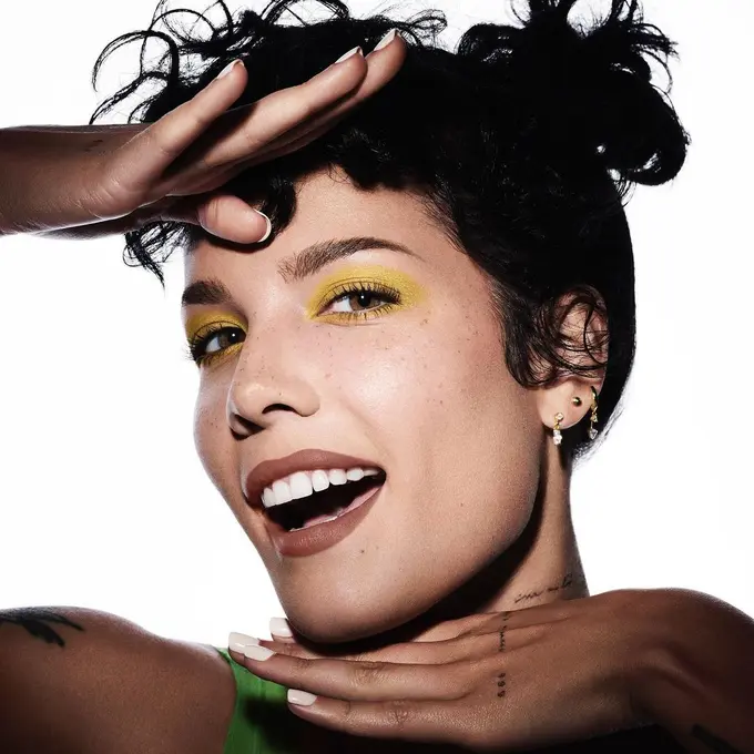 Tren Makeup Warna-Warni ala Halsey untuk Bebas Berekspresi