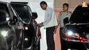 Di rumah Akil, penyidik menyegel 3 mobil yang terparkir di dalam garasi. (Liputan6.com/Abdul Aziz Prastowo)