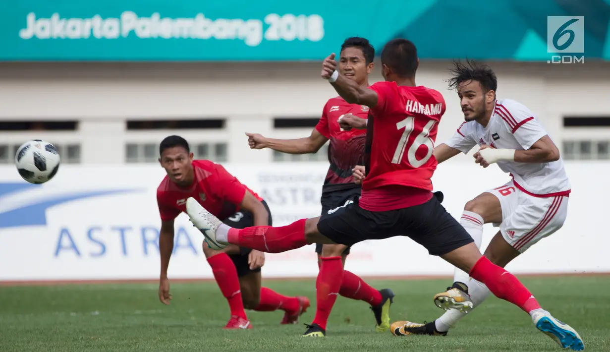 Pemain Indonesia berusaha menghadang tendangan pemain Uni Emirat Arab (UEA) pada laga Asian Games 2018 di Stadion Wibawa Mukti, Jawa Barat, Jumat (24/8). Indonesia kalah dari UEA lewat drama adu penalti. (Bola.com/Vitalis Yogi Trisna)