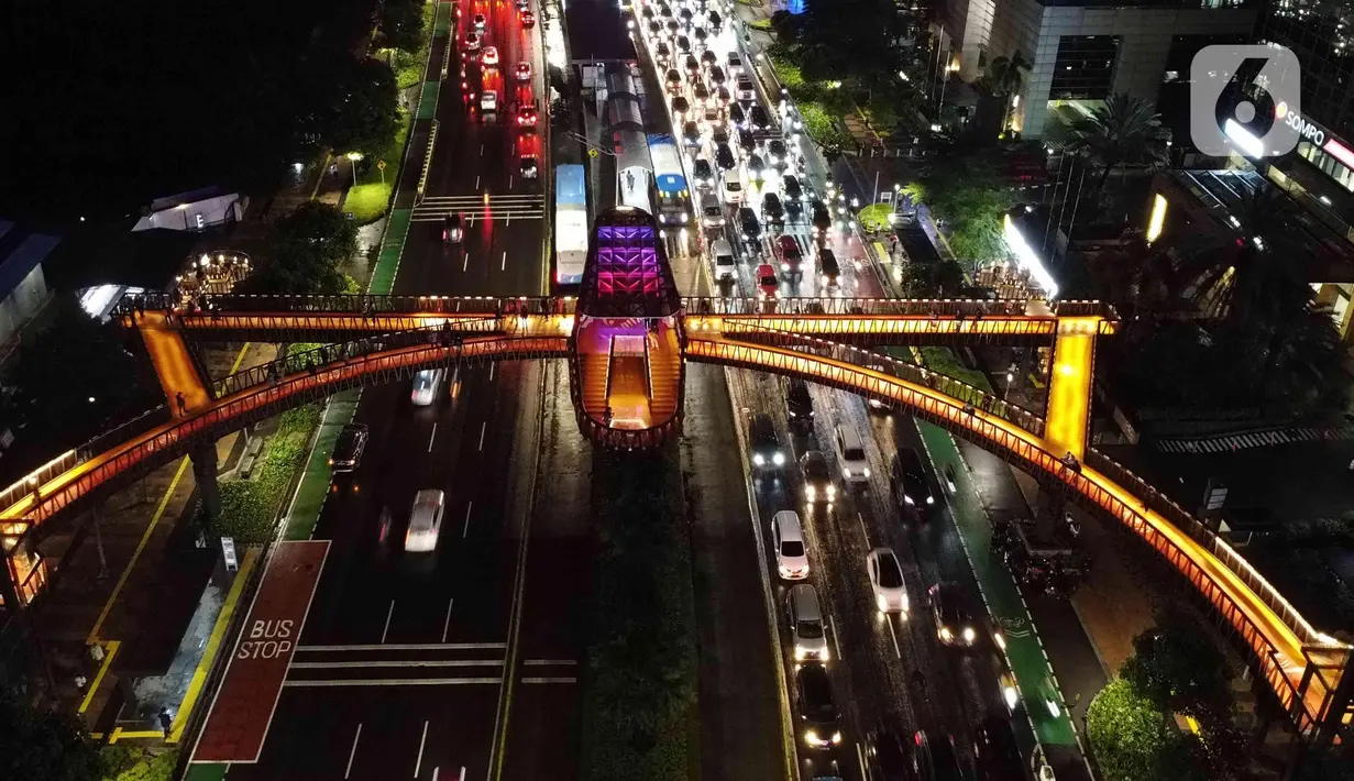 Foto udara JPO Kapal Pinisi di Jakarta, Jumat (11/3/2022). JPO berkonsep Kapal Pinisi kini resmi beroperasi untuk digunakan pejalan kaki dan pengendara sepeda yang hendak melintas, JPO tersebut difasilitasi lift dan menyajikan pemandangan perkotaan. (Liputan6.com/Herman Zakharia)