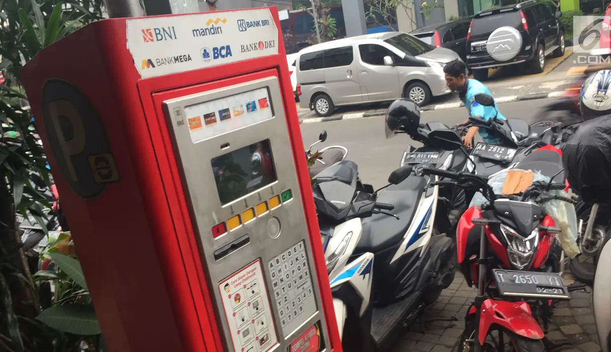Petugas memarkirkan kendaraan secara manual di sepanjang Jalan Sabang, Jakarta, Jumat (15/12). Karena berakhirnya kontrak, penarikan biaya parkir di 3 wilayah di Jakarta kembali dilakukan secara manual. (Liputan6.com/Immanuel Antonius)