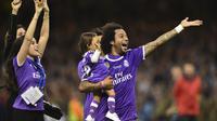 Senyum bahagia Marcelo bersama keluarganya usai Real Madrid meraih gelar Liga Champions 2016/2017. (Glyn KIRK / AFP)
