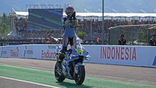 Pembalap tim MotoGP BK8 Gresini Racing, Fermin Aldeguer merayakan kemenangannya usai menjuarai balapan MotoGP Indonesia 2025 di Sirkuit Mandalika, Lombok, pada Minggu (5/10/2025). (AFP/Sonny Tumbelaka). (AFP/Sonny Tumbelaka).