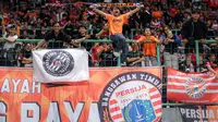 The Jakmania beraksi pada laga pekan ke-23 BRI Liga 1 2023/2024 yang digelar di Stadion Patriot Candrabhaga, Kota Bekasi, Sabtu (16/12/2023) malam WIB. (Bola.com/Bagaskara Lazuardi)