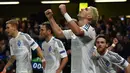Pemain Dynamo Kiev Aleksandar Dragovic (dua kanan)  merayakan golnya ke gawang Chelsea pada lanjutan Liga Champion Grup G di Stadion Stamford Bridge, London, Rabu (4/11/2015) dini hari. Chelsea memang 2-1.  (AFP PHOTO / Ben Stansall)