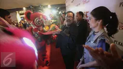 Cagub Banten Rano Karno saat menghadiri  pemutaran perdana Film berjudul ‘The Last Barongsai’ di Jakarta, Jumat (20/1). Film ini menceritakan potret Cina Benteng di Tangerang yang ingin mempertahankan Barongsai. (Liputan6.com/Faizal Fanani)
