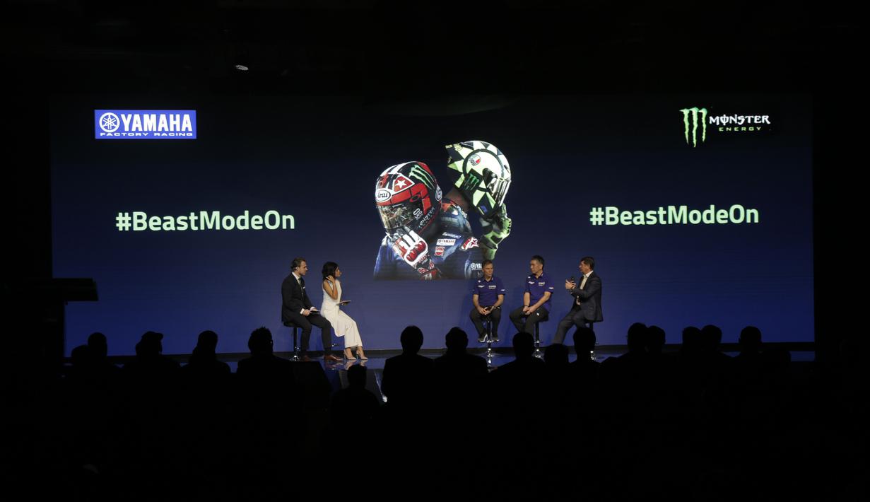 Suasana peluncuran motor baru Pebalap Monster Energy Yamaha untuk MotoGP 2019 di Hotel Four Season, Senin (4/2). Motor baru tersebut diharapkan bisa mengangkat performa Yamaha. (Bola.com/Okie Prabhowo)