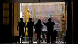 Wisatawan saat berada dipintu masuk Teater Dolby saat persiapan untuk 88 Academy Awards di Hollywood, California (24/2). Piala Oscar merupakan penghargaan film Amerika untuk menghargai suatu karya industri film. (REUTERS/Mike Blake)