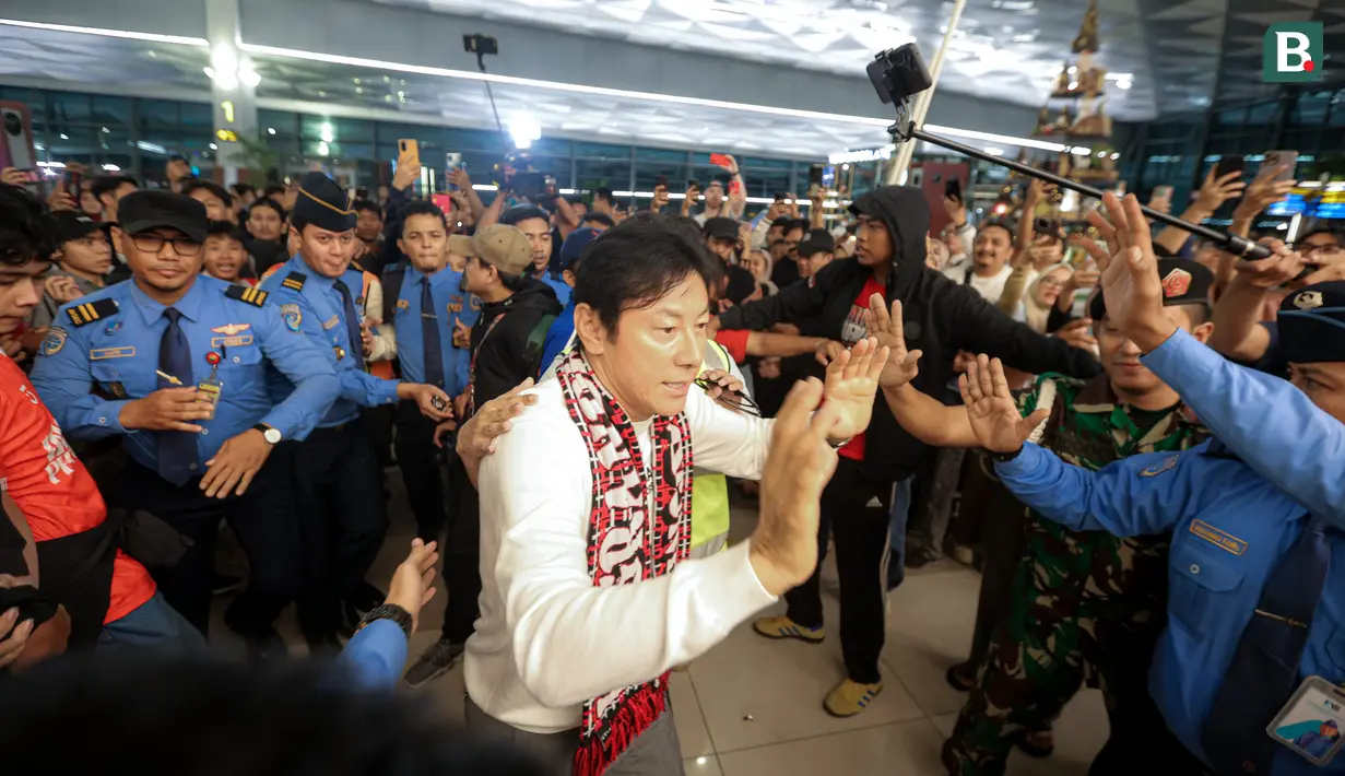 <p>Mantan pelatih Timnas Indonesia, Shin Tae-yong melambaikan tangan kepada para suporter saat kembali ke negaranya melalui terminal 3 Bandara Soekarno-Hatta, Tangerang, Banten, Minggu (26/01/2025). (Bola.com/Bagaskara Lazuardi)</p>
