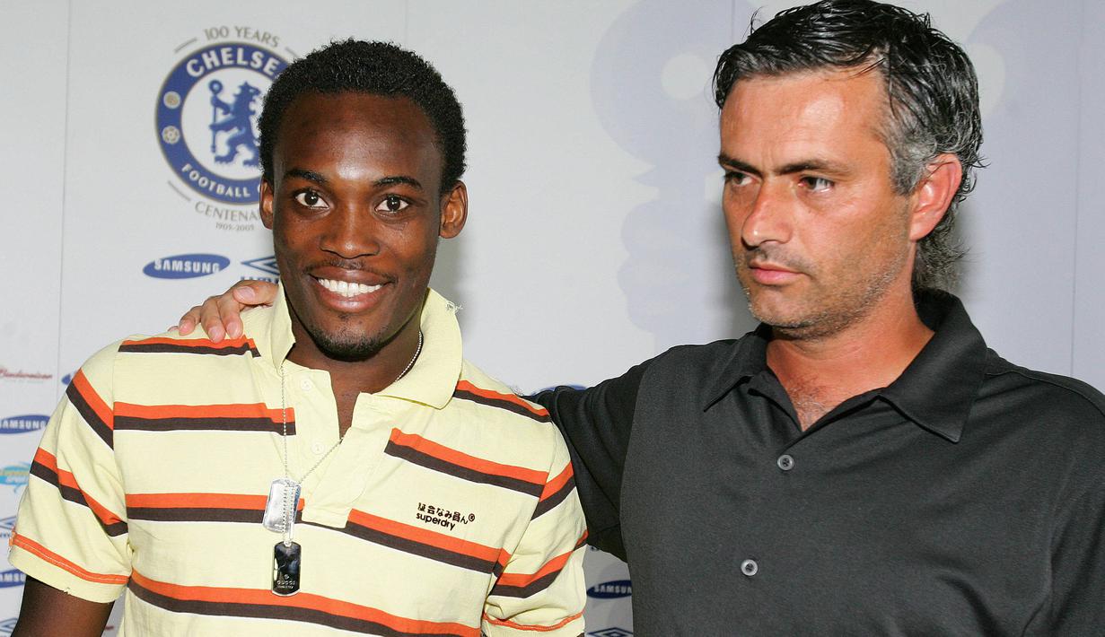 Manajer Chelsea, Jose Mourinho, memperkenalkan rekrutan barunya dari Lyon, Michael Essien. Bakat Essien membuat The Spesial One tertarik untuk memboyongnya ke London untuk bermain di Liga Inggris. (AFP/Carl De Souza)