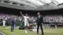 Petenis Swiss, Roger Federer, menyapa penonton usai memastikan gelar juara dengan mengalahkan petenis Kroasia, Marin Cilic pada laga final Wimbledon 2017 di London, Minggu (16/7/2017). Federer menang 6-3, 6-1, 6-4 atas Cilic. (AFP/Daniel Leal-Olivas)