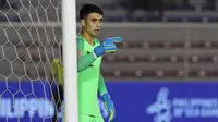 Kiper Timnas Indonesia U-22, Nadeo Argawinata, memberikan instruksi saat melawan Singapura U-22 pada laga SEA Games 2019 di Stadion Rizal Memorial, Manila, Kamis (28/11). Indonesia menang 2-0 atas Singapura. (Bola.com/M Iqbal Ichsan)