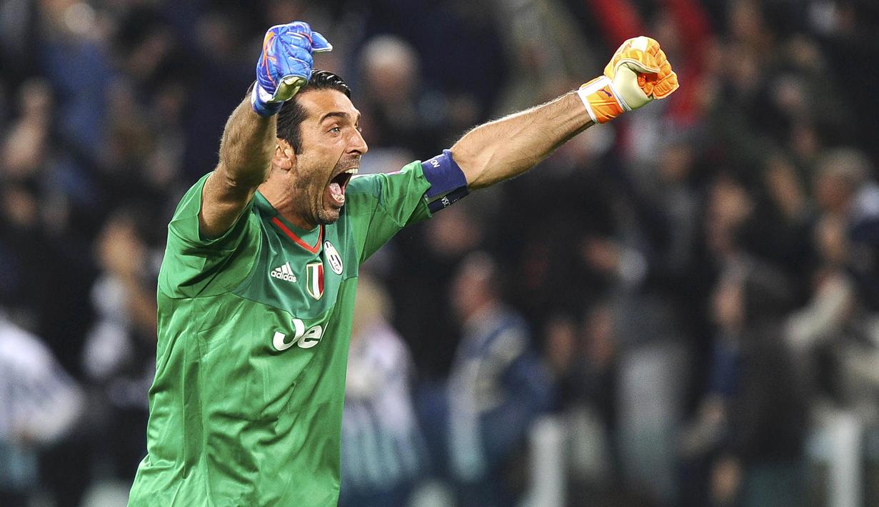 Kiper Juventus, Gianluigi Buffon merayakan kemenangan atas Sevilla pada laga Liga Champions di Stadion Juventus, Italia, Kamis (1/10/2015). (Reuters/Giorgio Perottino)