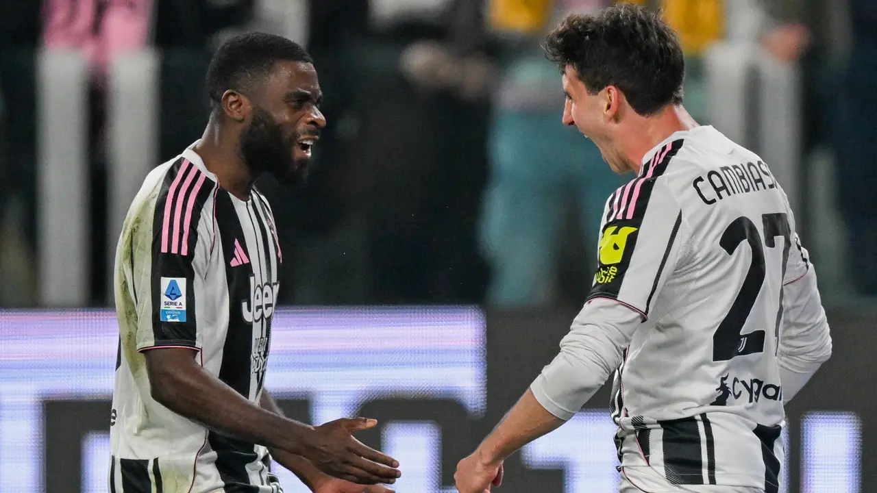 Pemain Juventus Andrea Cambiaso (kanan) merayakan gol