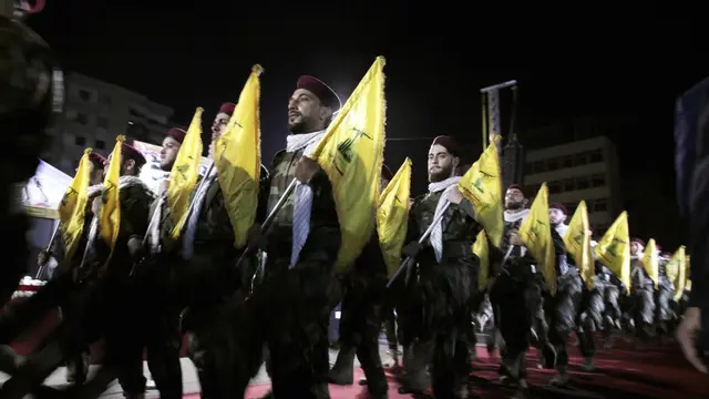 Pasukan Hizbullah berbaris dalam rapat umum untuk menandai hari Yerusalem atau hari Al-Quds, di pinggiran selatan Beirut, Dahiyeh, Lebanon (AP Photo)