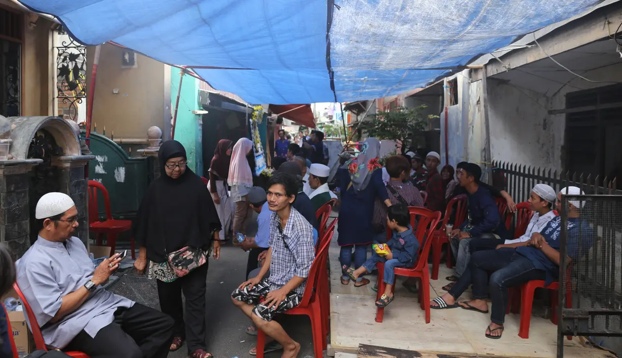 "Kadang kalau tidak ada uang, beliau kadang utang dulu di warung.Mak Laila kadang nol, dalam artian benar-benar nol. Kadang dalam satu bulan satu kali (dapat penghasilan), tapi kan ada bantuan. Ketulungan ada nasi di rumah." lanjutnya.