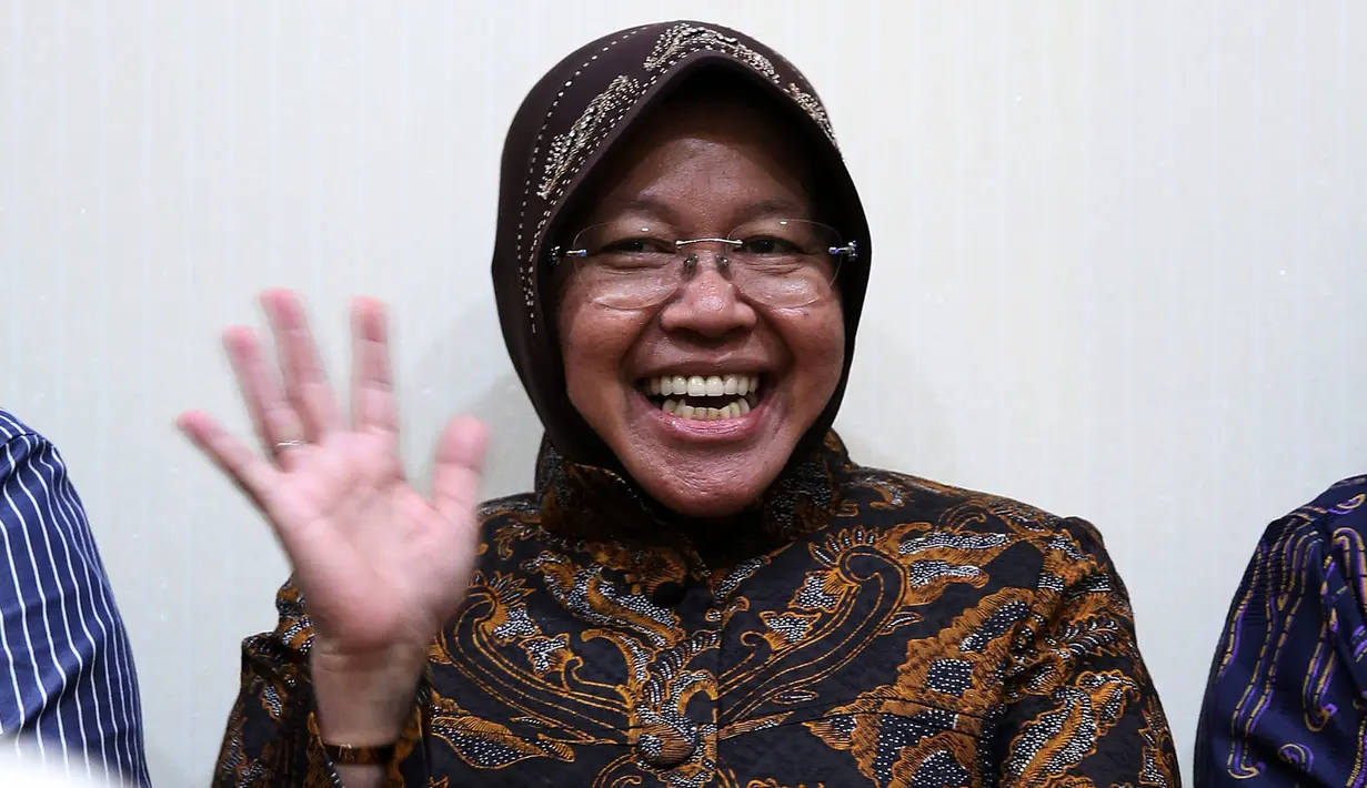 Walikota Surabaya Tri Rismaharini menyapa awak media saat menunggu di ruang tunggu Komisi III sebelum melakukan Rapat dengar Pendapat dengan Komisi III DPR, di Kompleks Parlemen, Senayan, Jakarta, Selasa (29/11). (Liputan6.com/Johan Tallo)