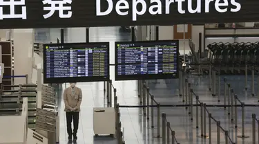 Aktivitas lobi keberangkatan Bandara Internasional Haneda sepi akibat virus corona di Tokyo, Senin (28/12/2020). Jepang untuk sementara waktu melarang semua pendatang asing yang bukan penduduk masuk sebagai bentuk antisipasi varian baru COVID-19 hingga akhir Januari 2021. (AP Photo/Koji Sasahara)