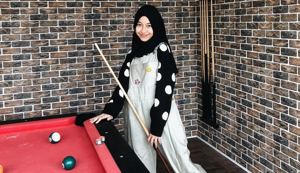 Lewat akun Instagramnya, kakak Abidzar itu cukup sering membagikan OOTD hijabnya yang menawan.  [Instagram/adiba.knza]
