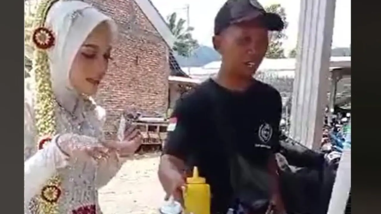 Momen Unik Pengantin Wanita Jajan Cilok Saat Acara Pernikahan.  foto; TikTok @arsylazea