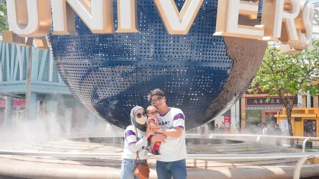 Potret keluarga Lesti Kejora dan Rizky Billar saat ke Singapore (Sumber: Instagram/lestikejora dan Instagram/rizkybillar)