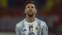 Lionel Messi menjadi satu-satunya pemain aktif yang berpeluang melampaui catatan Lothar Matthaus sebagai pemain dengan penampilan terbanyak sepanjang sejarah Piala Dunia. La Pulga yang kini telah tampil dalam 19 laga di putaran final, berpeluang melampaui torehan Lothar Matthaus jika ia selalu diturunkan dan Argentina lolos hingga laga final atau pun perebutan tempat ketiga. Dengan tambahan 7 laga di Qatar nanti, ia akan menggenapkan torehannya menjadi 26. Berikut 6 pemain dengan jumlah penampilan terbanyak di Piala Dunia hingga kini. (AFP/Juan Mabromata)