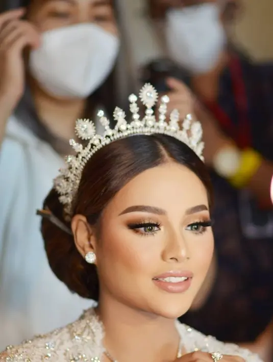 Setelah lagu tersebut selesai ditayangkan, Aurel pun langsung menghampiri Ashanty dan memberikan pelukan hangatnya. Atta pun menyusul dan mengucapkan terimakasih kepada Anang atas lagu tersebut. (Instagram/hairstylist_arrusa)