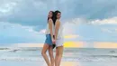 Momen kompak Cut Tari sama Sydney selalu curi perhatian. Seperti saat ia tampil kompak saat pakai baju senada dengan sang anak. Tinggi badan Sydney bahkan hampir sama dengan Cut Tari yang menjadi bukti bahwa Sydney sudah remaja. (Liputan6.com/IG/cuttaryofficial)