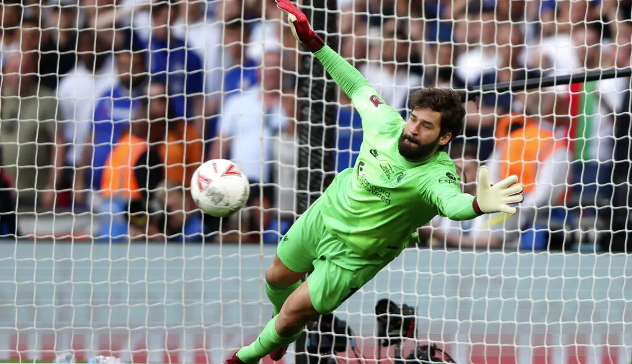 Babak adu penalti berlangsung sengit sesuai ekspektasi. 14 pemain maju menembak, tiga di antaranya gagal. (AP/Ian Walton)