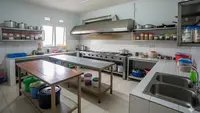 7 Cara Menjaga Dapur Usaha Rumahan Tetap Bersih Meski Produksi Banyak