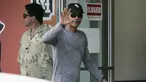 Presiden AS Barack Obama menyapa warga usai membeli es disebuah toko minuman dengan keluarga dan teman-teman selama liburan Natal di Kailua, Hawaii, (27/12/2015). (REUTERS/Hugh Gentry)
