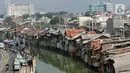Suasana pemukiman kumuh padat penduduk di bantaran kali di Jakarta, Selasa (4/8/2020). Badan Pusat Statistik (BPS) mencatatkan jumlah penduduk miskin Indonesia mencapai 26,42 juta orang per Maret 2020. (Liputan6.com/Angga Yuniar)