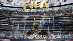 Penyanyi asal Thailand menjadi salah satu performer dalam seremoni yang berlangsung di Los Angeles Stadium, Amerika Serikat, Sabtu (13/06/2026) dini hari WIB. (AFP/Patrick T. Fallon)