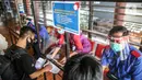 Petugas memeriksa dokumen kesehatan calon penumpang sebelum melakukan lapor diri (chek in) di Terminal 2 Bandara Soekarno Hatta, Tangerang, Banten, Rabu (10/6/2020). PT Angkasa Pura II selaku pengelola mulai menjalankan skenario protokol penerapan tatanan normal baru. (Liputan6.com/Faizal Fanani)