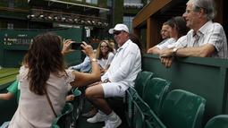 Ivan Lendl (tengah), pelatih dari petenis Inggris Raya, Andy Murray berfoo bersama penonton di  Wimbledon tennis club, London, (1/7/2017). Turnament Wimbledon 2017 akan berlangsung pada  3-16 Juli 2017. (AFP/Adrian Dennis)