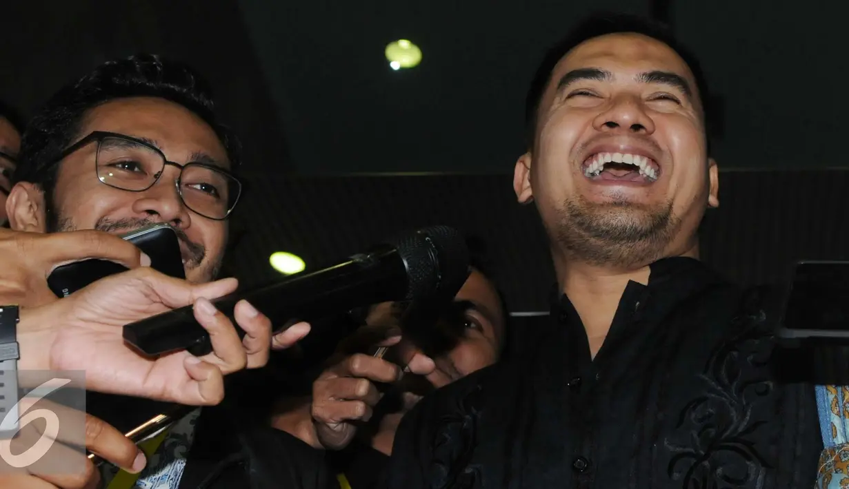 Saipul Jamil dimintai keterangan oleh para awak media usai menjalani pemeriksaan di Gedung KPK, Jakarta, Selasa (17/1). Usai menjalani pemeriksaan, Saipul sempat menyanyikan lagu dangdut terbarunya. (Liputan6.com/Helmi Affandi)