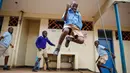 Para siswa bercanda dan bermain di Sekolah Dasar Olympic di Kibera, salah satu daerah termiskin di ibu kota Nairobi, Kenya, Senin (12/10/2020). Kenya membuka kembali sebagian sekolah pada Senin 10 Oktober, setelah ditutup sejak Maret lalu akibat pandemi corona COVID-19. (AP Photo/Brian Inganga)