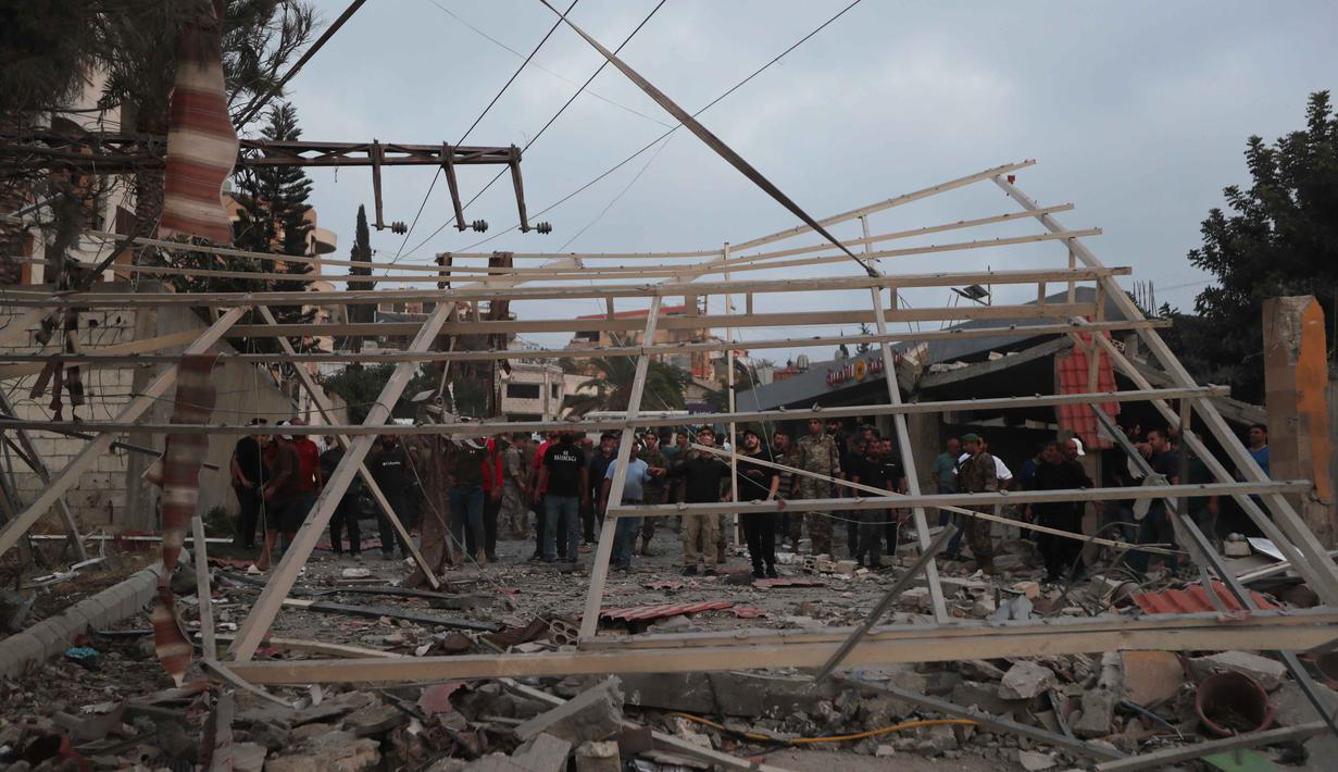 Pasukan penjaga perdamaian Perserikatan Bangsa Bangsa (PBB) di Lebanon, UNIFIL, mengatakan bahwa serangan-serangan Israel mengancam keselamatan warga sipil dan melemahkan upaya militer Lebanon untuk menegakkan kendali atas senjata dan infrastruktur yang tidak sah di Lebanon selatan, yang kemungkinan merujuk pada Hizbullah. Tampak dalam foto, orang-orang memeriksa lokasi bangunan yang hancur akibat serangan udara Israel di desa Teir Debba, Lebanon Selatan, Kamis 6 November 2025. (AP Photo/Mohammad Zaatari)