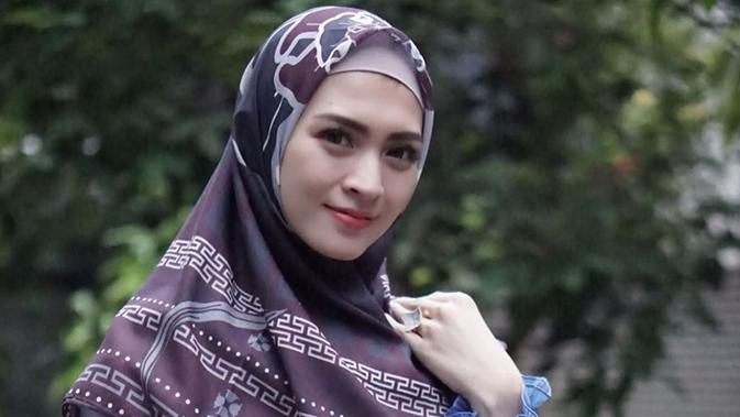 Aktris Donita mantap berhijab setelah mendapatkan teguran dari sang anak. Meski baru saja mulai menggunakan hijab, ia juga mengaku mulai merasa nyaman. (Liputan6.com/IG/@donitabhubiy)