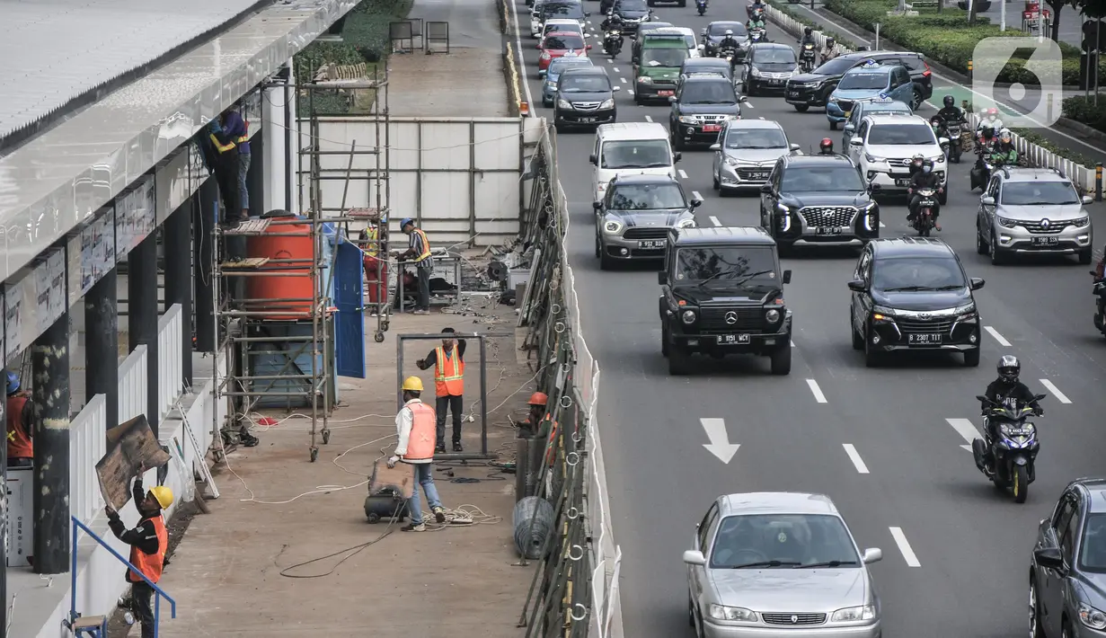 Kendaraan melintas di samping proyek revitalisasi halte TransJakarta Gelora Bung Karno (GBK), Jakarta Pusat, Senin (25/7/2022). PT TransJakarta terus mengebut proyek konstruksi revitalisasi sembilan halte yang akan berlangsung sekitar enam bulan dan akan difungsikan kembali secara bertahap sampai dengan dirampungkan secara keseluruhan pada Desember 2022. (merdeka.com/Iqbal S Nugroho)