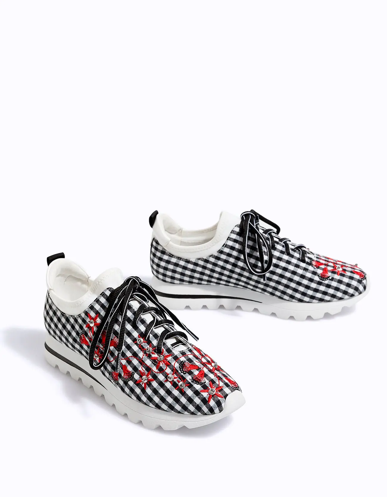Gingham embroidered sneakers, Rp. 499.900. (Image: stradivarius.com)