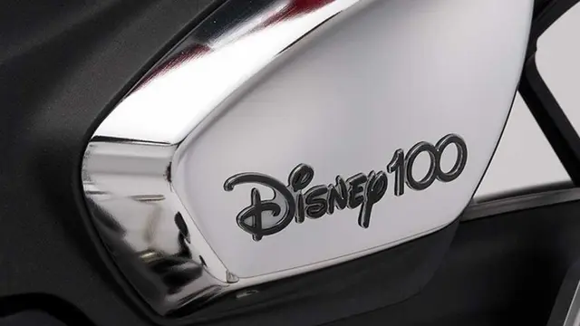 Pernak-pernik Disney dan Mickey Mouse disematkan di beberapa bagian
